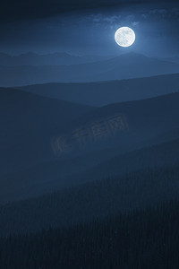 精美分层午夜雾山月出与广大森林