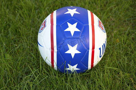 团队美国官方足球在草地上