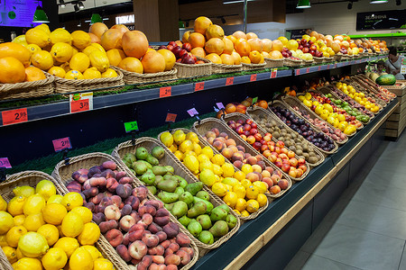 水果货架摄影照片_超市水果区。商店里货架上的各种水果.