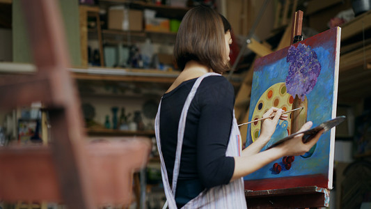 艺术类有才华的年轻女画家画油画画