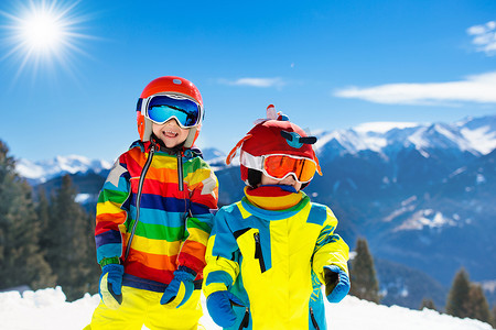 滑雪和雪的冬季娱乐活动的孩子们。儿童滑雪.