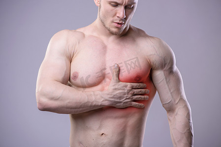 健壮的肌肉男人心中都有疼痛。红斑的损伤