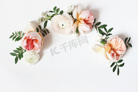 玫瑰图案摄影照片_装饰花环,花环,组成与粉红色的英国玫瑰,在白色表背景的玫瑰和绿叶。花图案。平躺,顶视图。婚礼,生日风格库存照片.