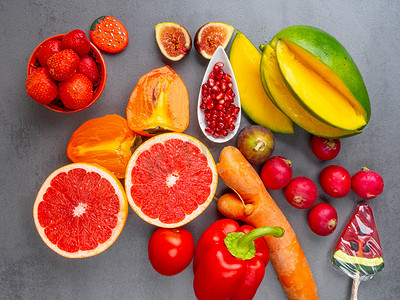 特写鲜红、橙色、健康的水果和蔬菜产品，以增强免疫力，富含维生素和抗氧化剂、类胡萝卜素、叶黄素、磷、钙、健康饮食理念