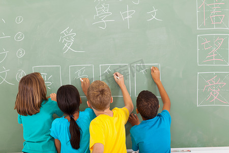 学生学习汉语写作在黑板上后视图
