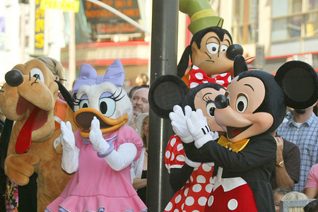 米奇老鼠摄影照片_冥王星，黛西鸭、 米妮、 米奇老鼠、 高飞帮助唐老鸭庆祝