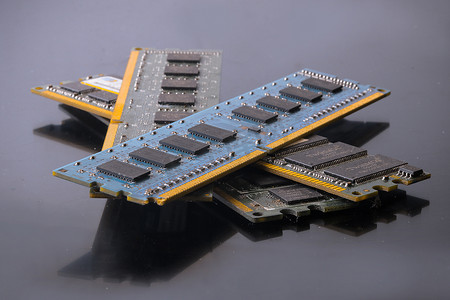 超高频模块摄影照片_在黑色背景下隔离的DDR ram计算机内存模块