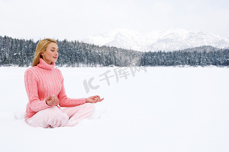 雪山湖面摄影照片_瑜伽位置在结冰的湖面
