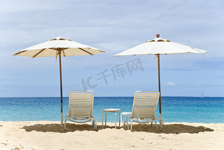 沙滩椅摄影照片_两个白色的沙滩椅和遮阳伞