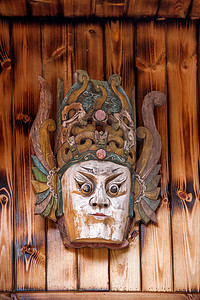 傩面具摄影照片_贵州安顺天台山武隆寺山脚下的小农场房子傩戏面具