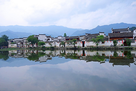 洪村清早的水影.安徽宏村。中国最吸引人的古村落之一