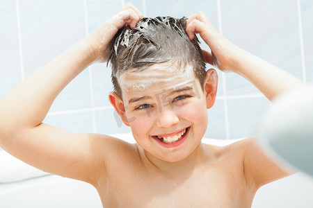 浴缸里的水能洗头发的孩子