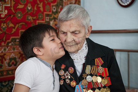 曾祖母-世界第二次世界大战的老兵和她的曾孙