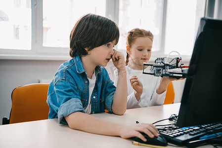 编程教育摄影照片_儿童编程机器人一起, 茎教育概念