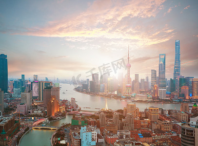在上海外滩天际线的日出的空中摄影