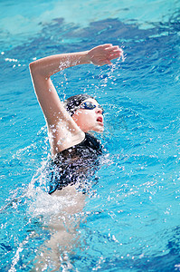 游泳运动员摄影照片_游泳运动员表演爬泳