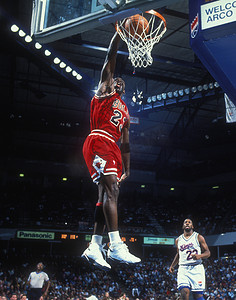 迈克尔乔丹名人堂球员从芝加哥公牛队在游戏中的动作在一个常规的 Nba 比赛。迈克尔·乔丹是前职业篮球运动员。他在全国篮球联赛中打了15赛季才退休。.