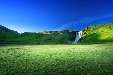 冰岛Skogarfoss瀑布和夏日晴天