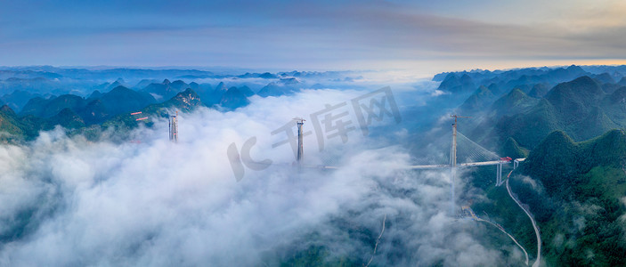 平塘大桥，贵州，中国，无人机，云海，目前是世界上最高的钢筋混凝土桥塔