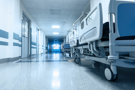 在医院外科运输与长长的走廊。有色的图片