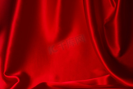 红色丝绸或缎子的奢侈面料质感可以用作抽象的背景。顶部视图