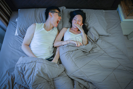 亚洲夫妇在床上的口臭问题晚上
