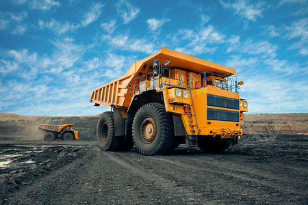 煤矿里的一辆大型采石场垃圾车。把煤装入车体工作卡车.矿产品运输的采矿设备.
