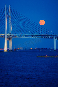 中秋节收获的月亮与横滨湾大桥
