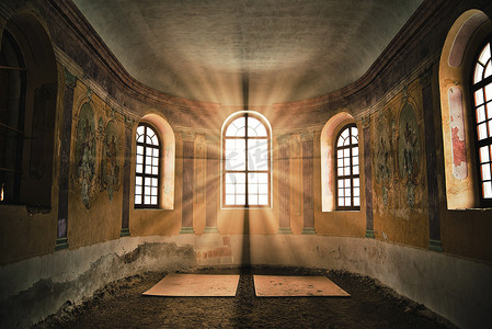 古老的荒芜教堂内部, 阳光透过窗户闪耀