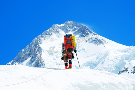冰川运动摄影照片_登山者到达了山顶。冰川上的登山者。成功，自由和幸福，成就在山里。攀岩运动概念.