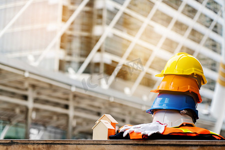 工地安全标牌摄影照片_质量工程师或施工团队合作.工程或建筑工地或工厂的安全考虑。头戴安全帽和防护设备能保证工人在工业或工厂中的安全生活.
