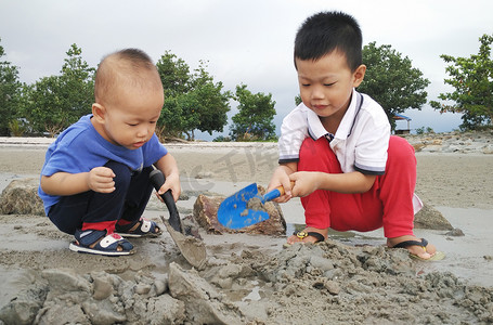 沙滩上的孩子们玩沙子