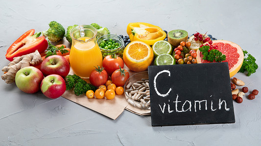 维生素C含量高的食物.含抗氧化剂、纤维、碳水化合物的食物.增强免疫系统和大脑；平衡胆固醇；促进心脏健康。带有黑板的 