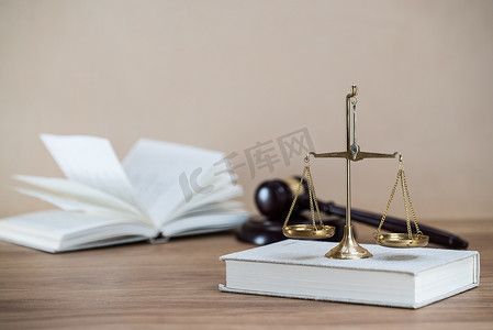 木制桌子背景上的法律和司法象征