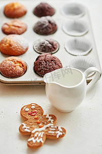 餐桌上的圣诞食品: 蛋糕、裸蛋糕、饼干和带有蜂蜜的咖啡