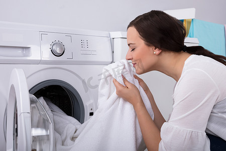 洗衣机洗涤后嗅到白布的少妇特写