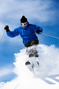 至低摄影照片_滑雪场外穿蓝黑相间西装的男子