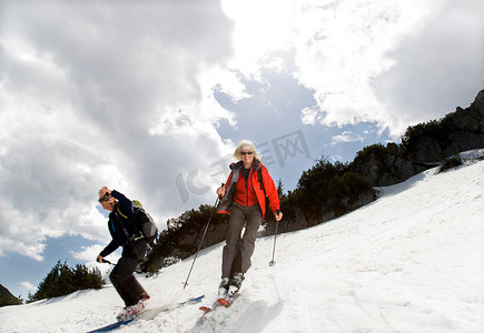 一对高年级夫妇在山上滑雪