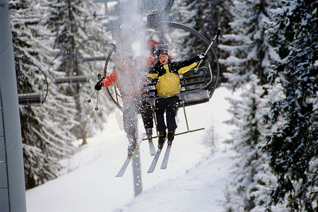 在滑雪缆车上的情侣