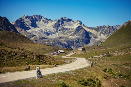 瑞士格劳本登阿尔布拉山口蜿蜒的道路和山脉的景色