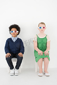 戴3眼镜的男孩和女孩