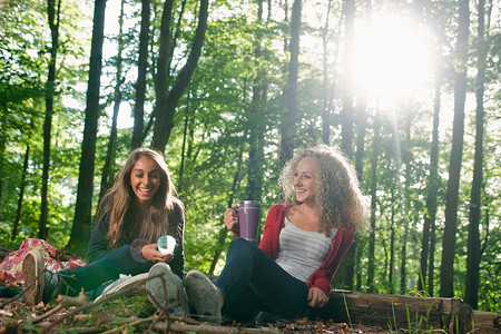 十几岁的女孩在森林里野餐