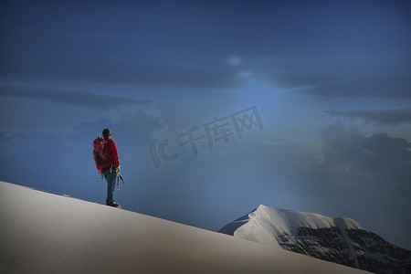 站在山脊上向外眺望的男性登山者瑞士伯尔尼
