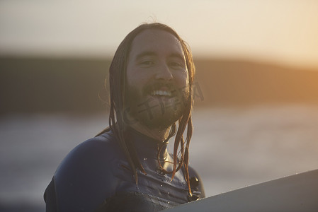 英国自由摄影照片_年轻男性冲浪者的肖像携带冲浪板英国德文郡