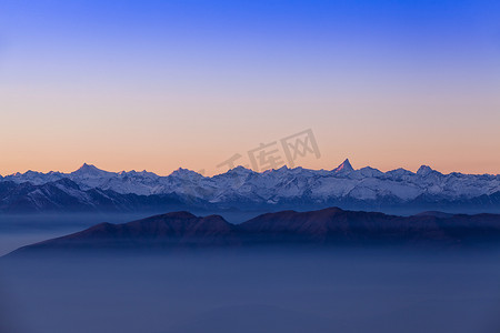 瑞士风光摄影照片_黎明时分山谷雾气弥漫的高山景观瑞士提契诺蒙特格罗索