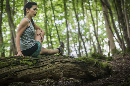中年女性在森林里锻炼伸展身体