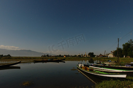 黄昏时分缅甸英勒湖年瑞水路上的渔船