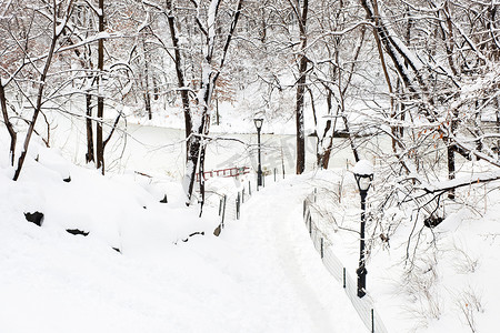 美国纽约市曼哈顿中央公园冬天的湖面小路