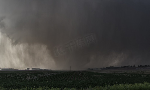 一场猛烈的被雨水包裹的楔形龙卷风摧毁了堪萨斯州农村的农田
