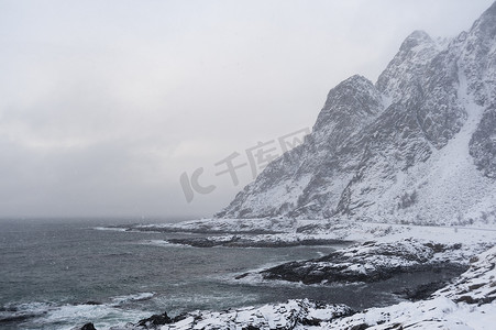 参差不齐摄影照片_挪威罗福滕和维斯特拉伦群岛沿岸的暴风雪